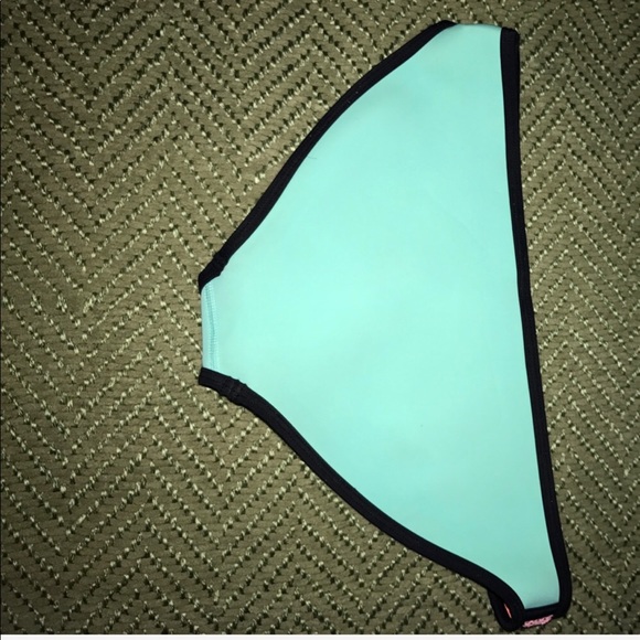 Triangl Bikini (Authentic) - Picture 5 of 8